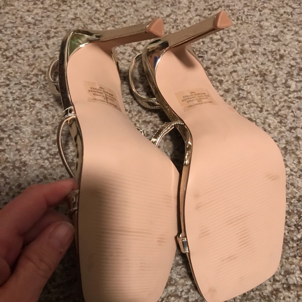 Brand NEW w/out tag Steve Madden gold heels - Super Stylish sz 7! NICE